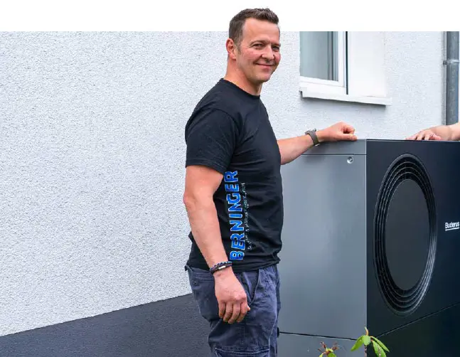 Heizungsbauer Jens Berninger mit moderner Buderus Wärmepumpe in Frankfurt